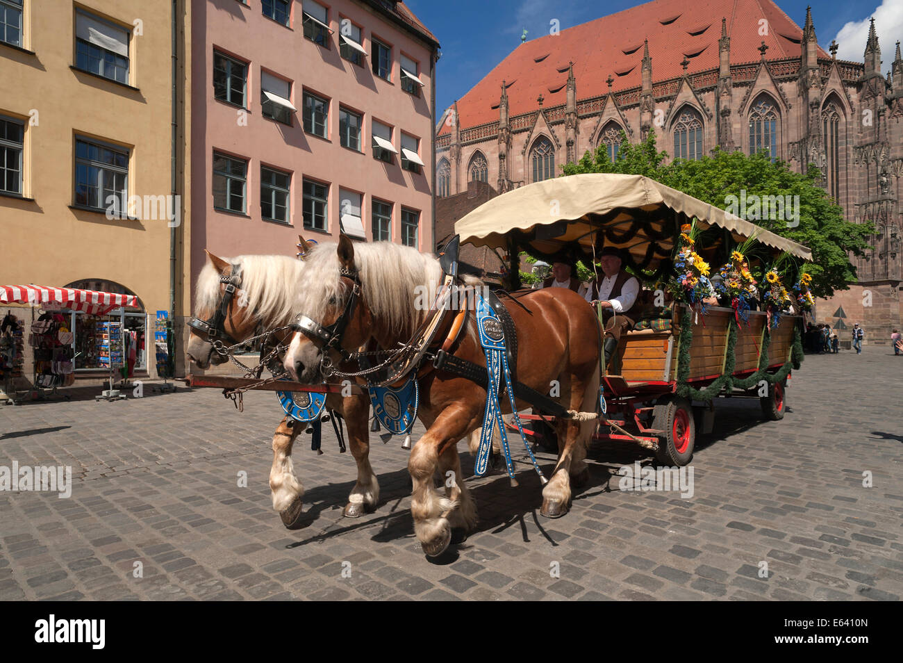 Carrozza a cavallo di corsa fino alla città di Norimberga festival, Norimberga, Media Franconia, Baviera, Germania Foto Stock