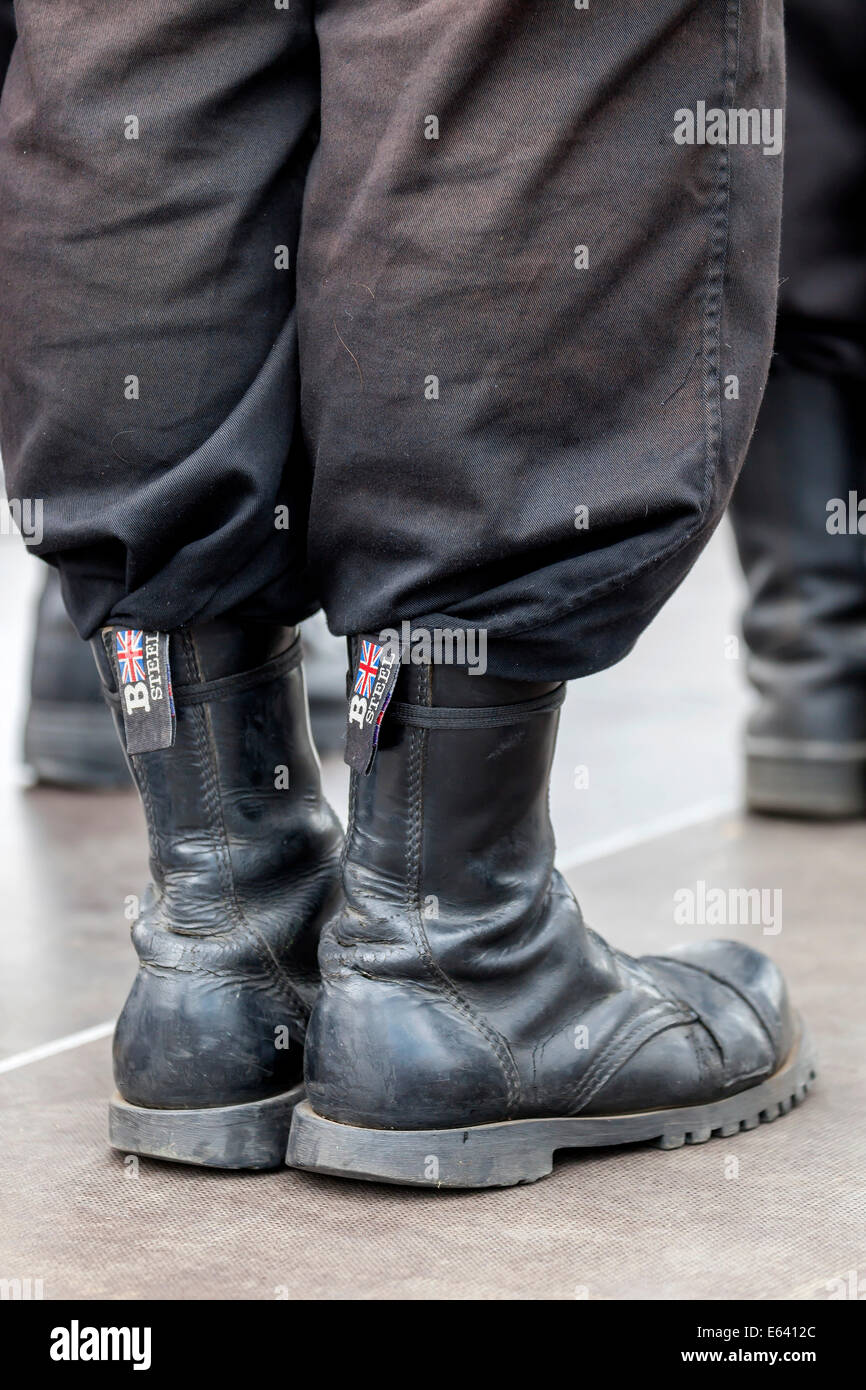 Gli stati di un diritto-ala parte ungherese indossando scarponi da combattimento, immagine simbolica per l' estremismo di destra, Budapest, Ungheria Foto Stock