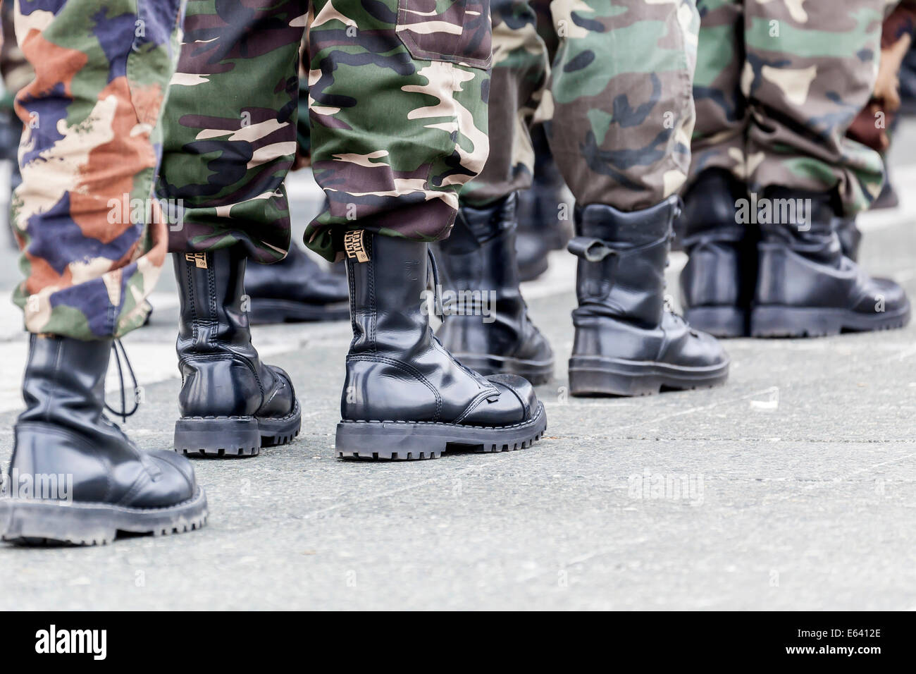 I membri di un diritto-ala parte ungherese indossando scarponi da combattimento, immagine simbolica per l' estremismo di destra, Budapest, Ungheria Foto Stock