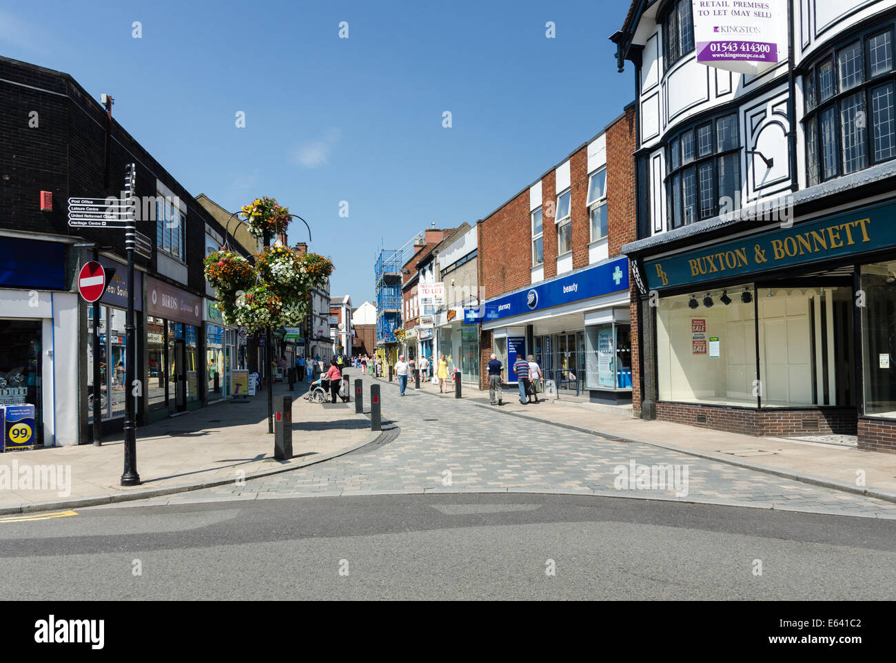 Visualizza in basso High Street in Staffordshire città mercato di Uttoxeter Foto Stock