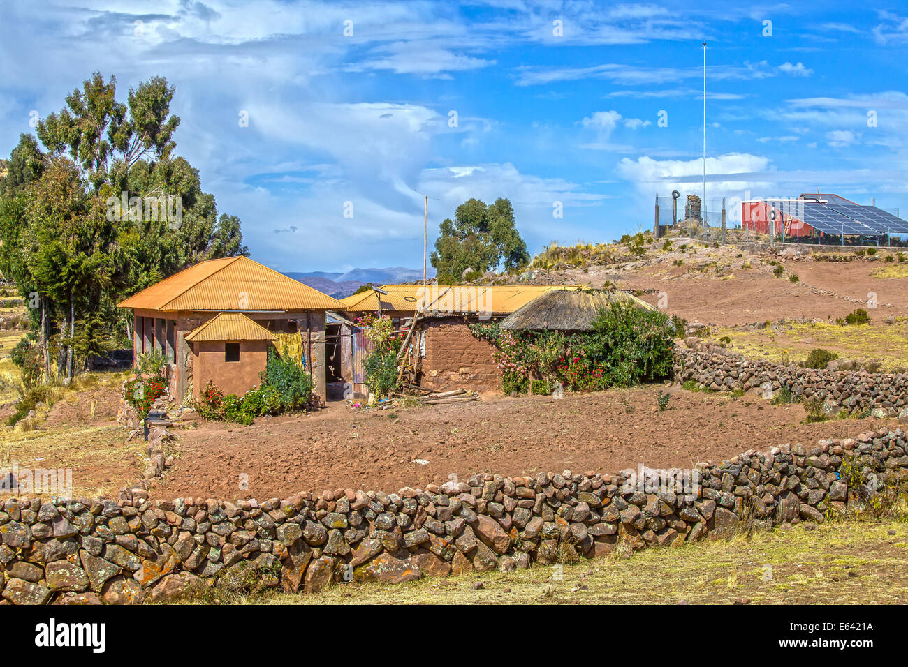 Le case e gli edifici (con pannelli solari) presso il lago Titicaca in Perù Foto Stock