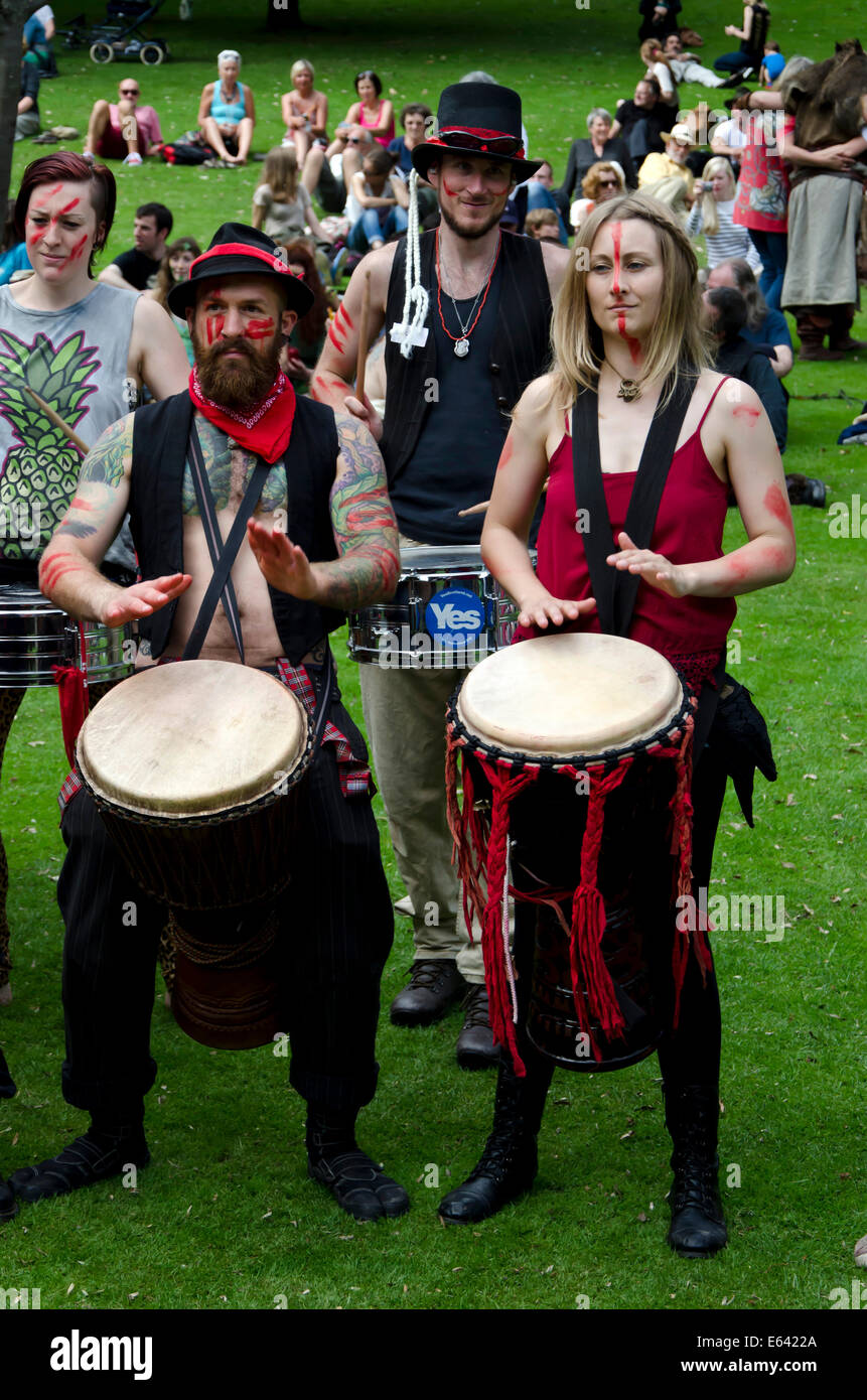 Il Beltane Fire società banda del tamburo di eseguire a Carnevale, parte di Edimburgo di Jazz e Blues Festival. Foto Stock