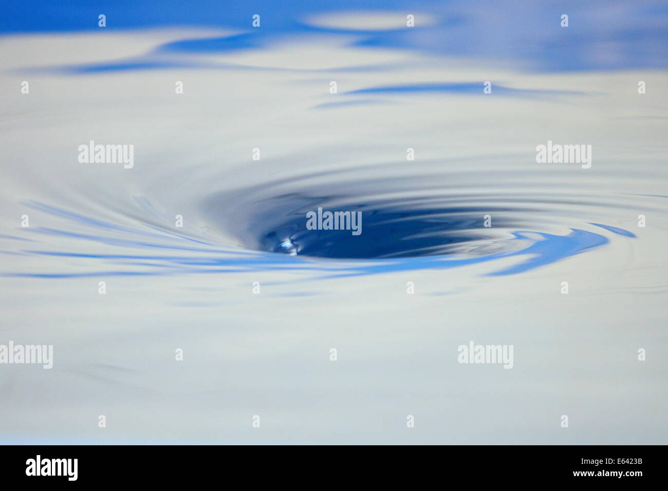 Acqua volute e bollicine man mano che si scende in una vasca idromassaggio. Foto Stock