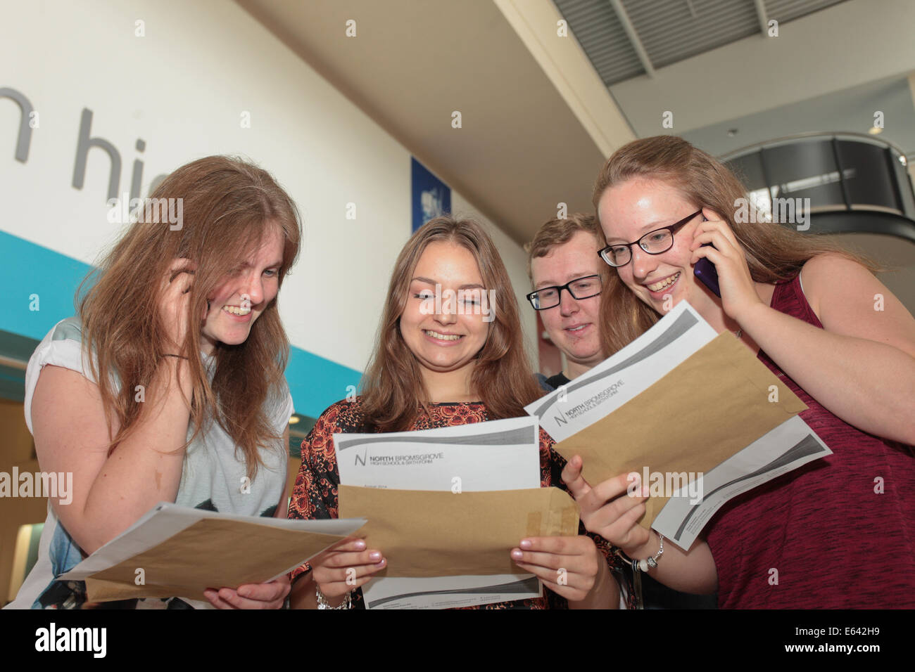 Gli alunni ricevono il loro un livello di risultati al nord Bromsgrove High School UK Foto Stock