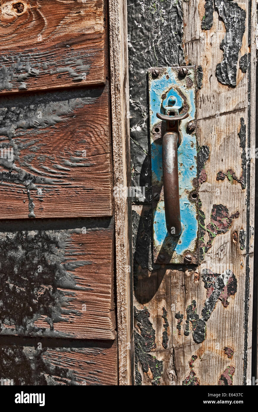 La sezione della vecchia porta di legno con maniglia. latch, sfald vernice texture. Foto Stock