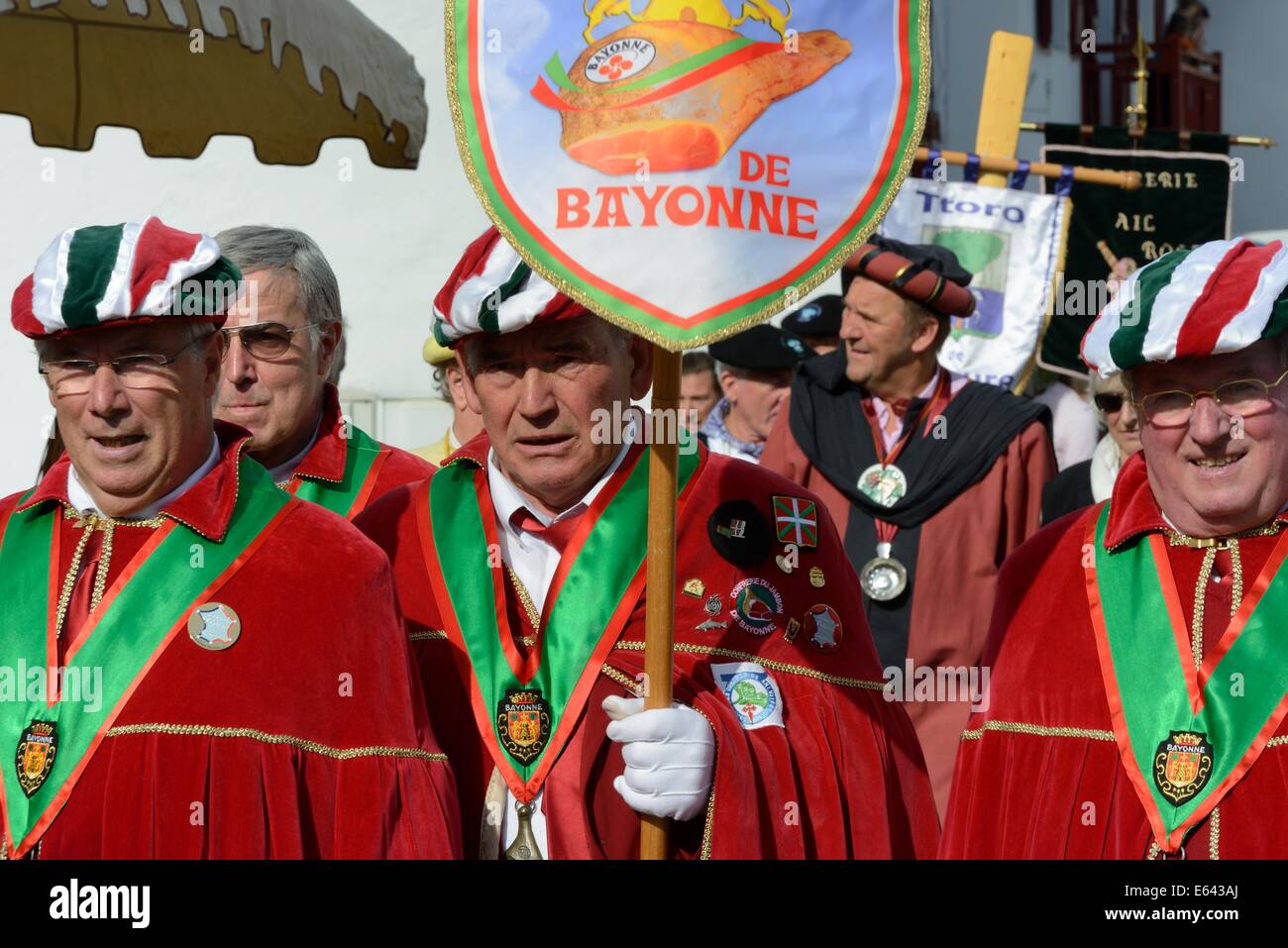 Francia, dei Pirenei atlantici (64) Paese Basco, Espelette, pepe festival, processione della confraternita del prosciutto di Bayonne Foto Stock