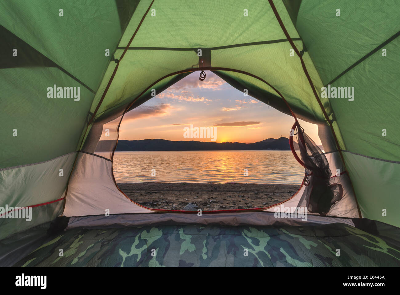 Tenda verde sul litorale del lago closeup Foto Stock