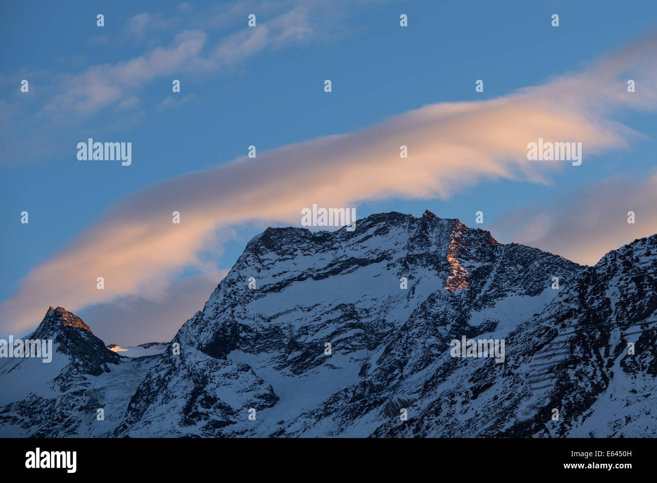 La luce del mattino al di sopra delle montagne in Svizzera la regione alpina di Saas-Fee Foto Stock