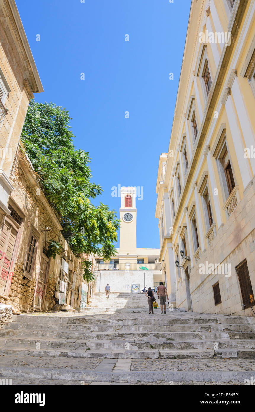 Syros Museo Archeologico a destra, guardando fino alla scuola di Ermoupoli clock tower, Syros Island, cicladi grecia, Foto Stock