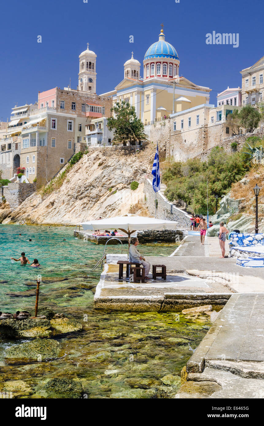 Agios Nikolaos spiaggia sotto la cupola blu chiesa di St. Nikolas, Ermoupoli, Syros Island, Cicladi Grecia Foto Stock