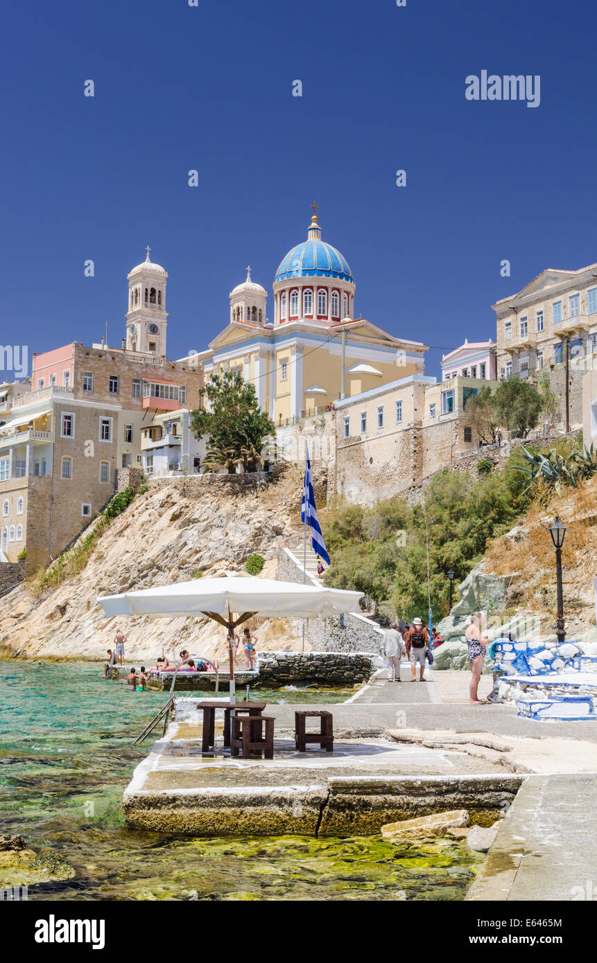 Agios Nikolaos spiaggia sotto la cupola blu chiesa di St. Nikolas, Ermoupoli, Syros Island, Cicladi Grecia Foto Stock