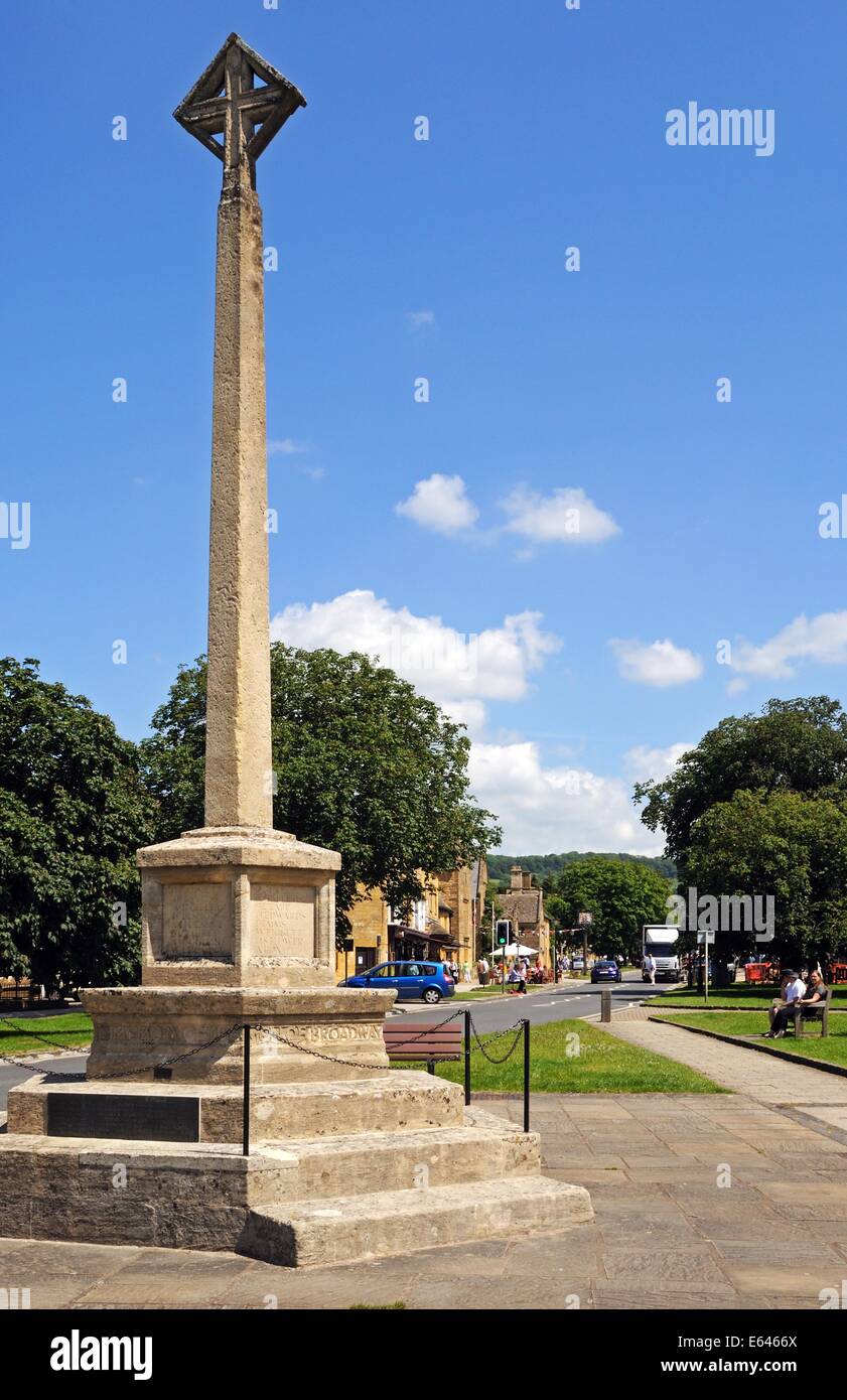 Stone Memoriale di guerra nel centro del villaggio, Broadway, Cotswolds, Worcestershire, Inghilterra, Regno Unito, Europa occidentale. Foto Stock