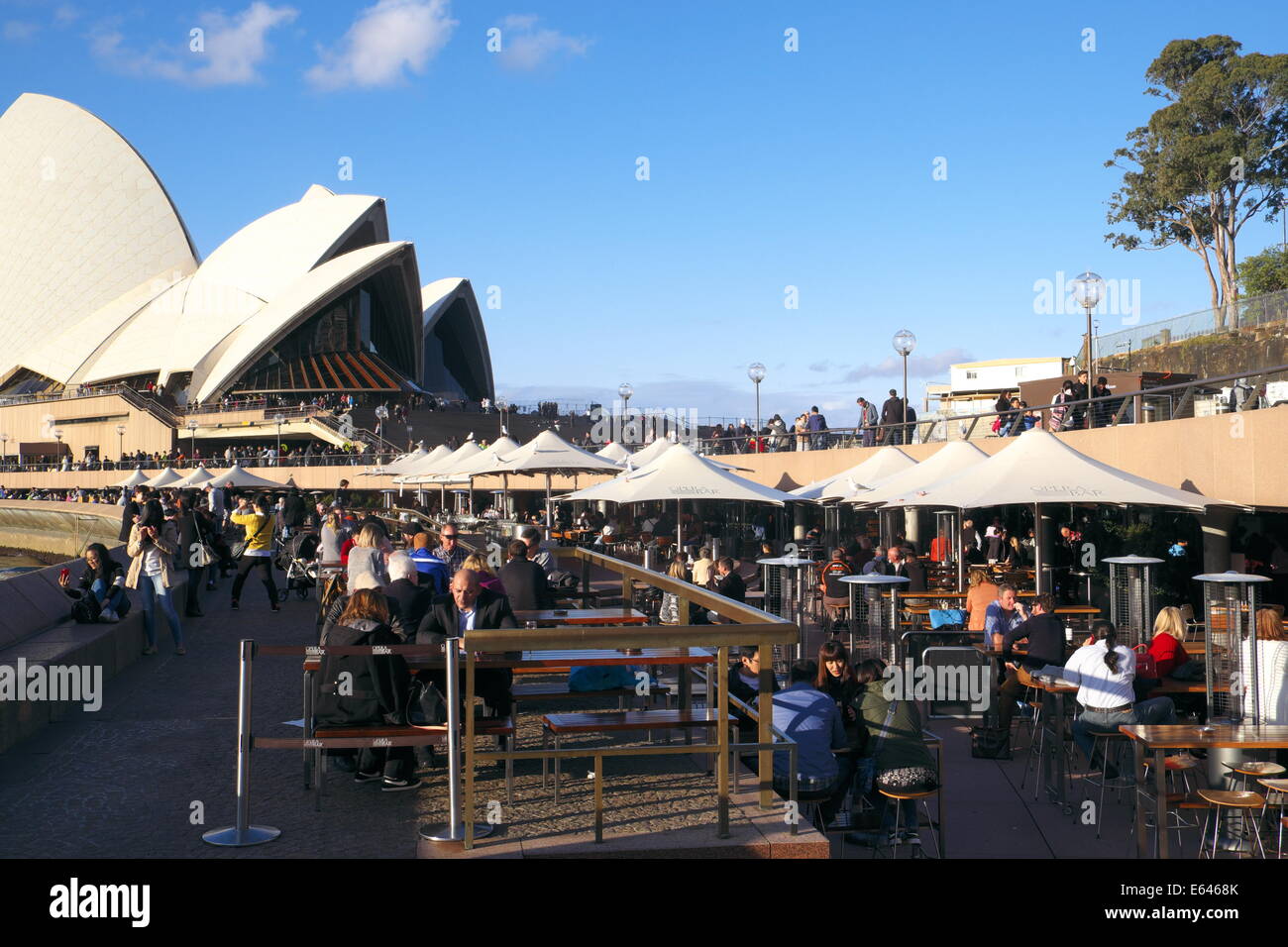 Sydney Opera House e il popolo presso il bar opera su un giorno di agosto,l'australia Foto Stock