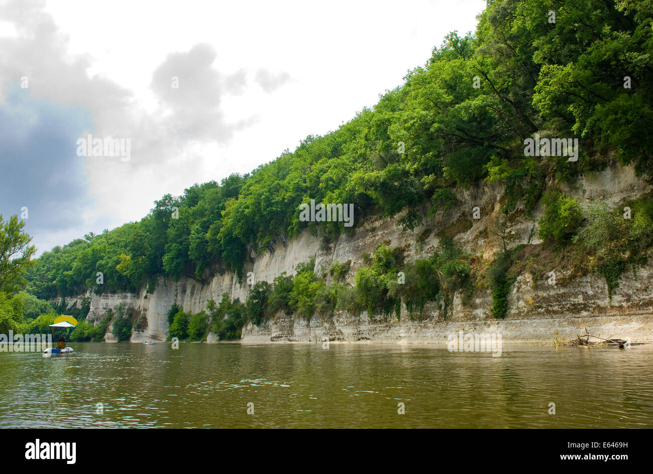 Scogliere sulle rive del fiume Dordogna in Francia Foto Stock