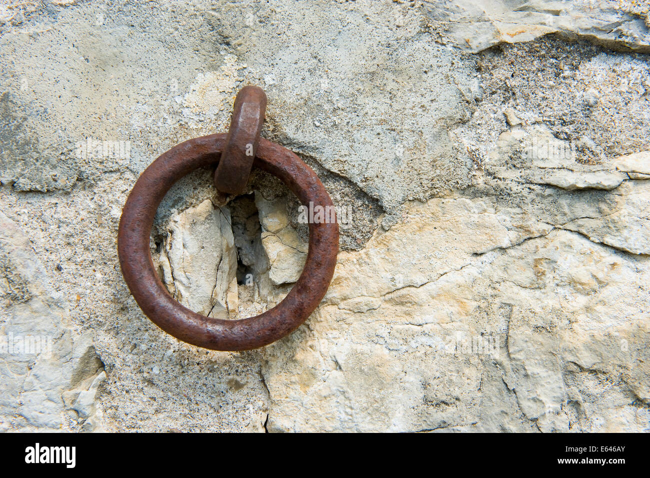 Il vecchio anello arrugginito in una parete in Francia Foto Stock