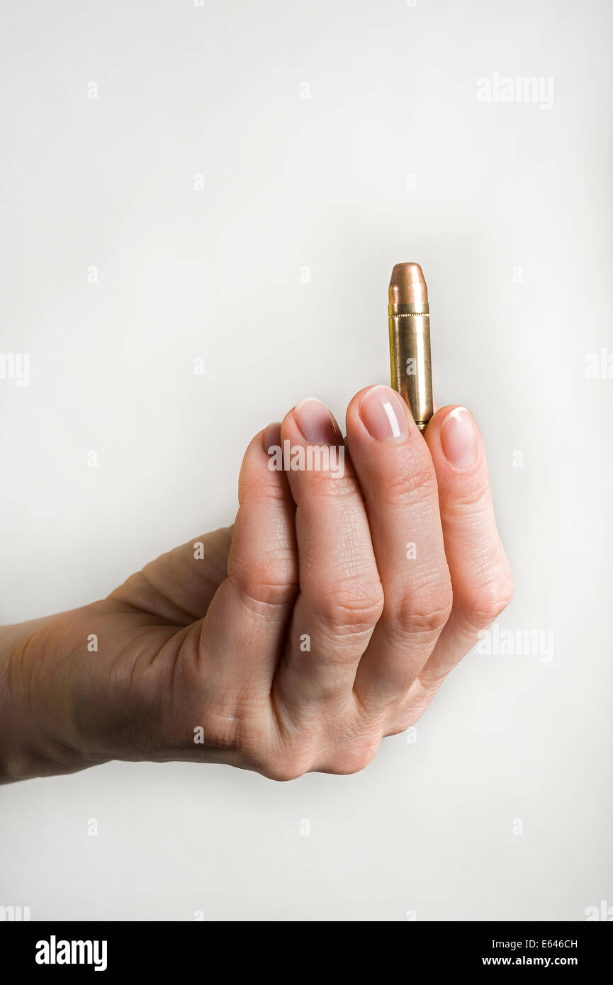 Mano che tiene un proiettile Foto Stock