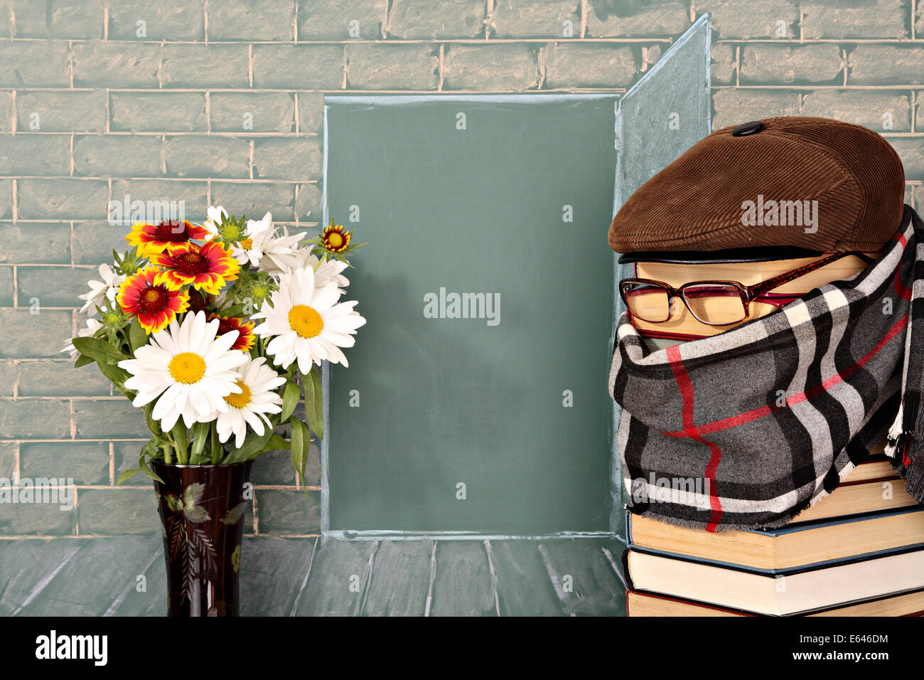 Il maestro e i fiori davanti alla porta aperta rappresentata su una lavagna Foto Stock