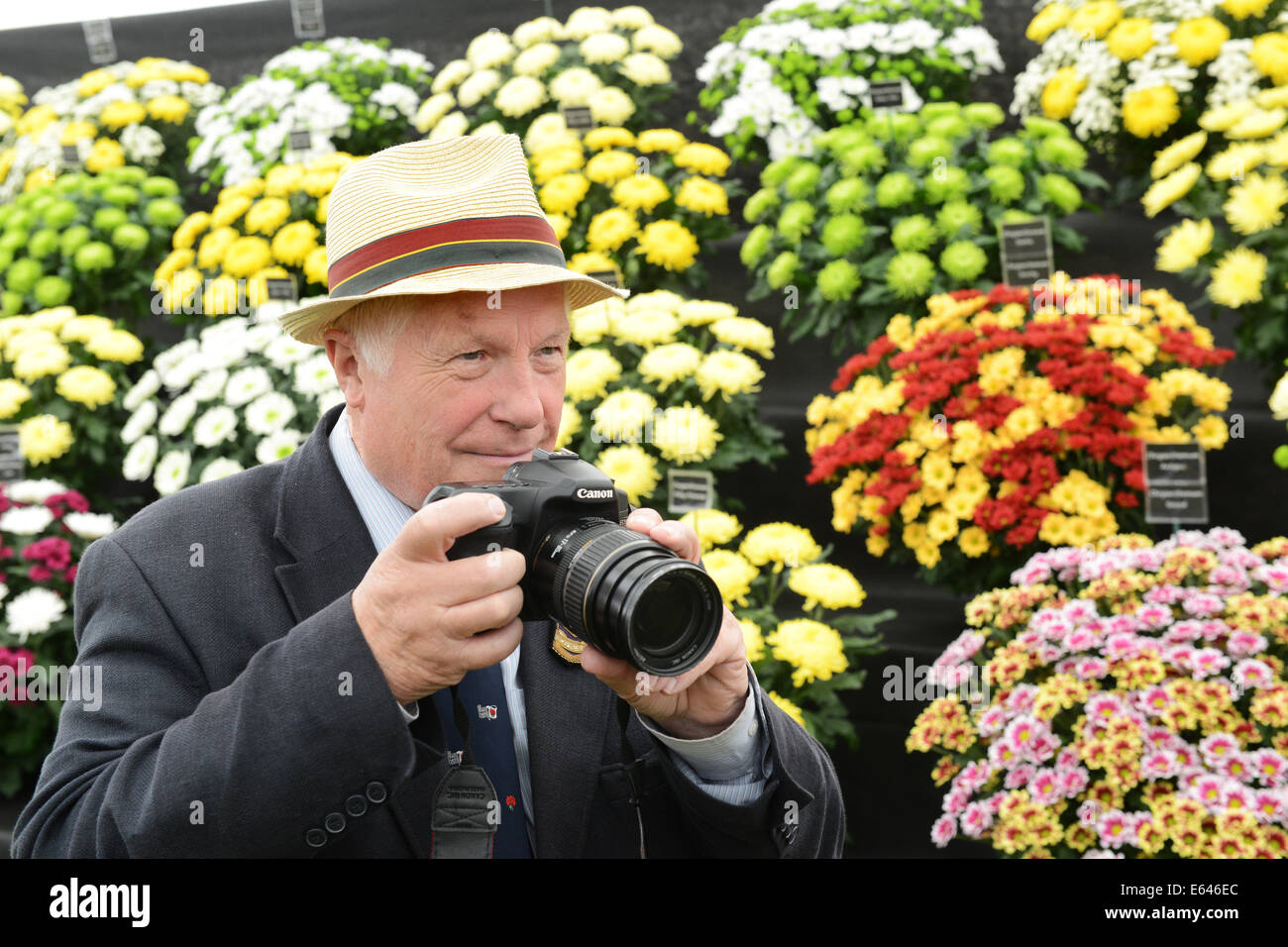 Flower Show vice presidente Ted Butcher scattare fotografie delle fioriture. Shrewsbury Flower Show 2014 Foto Stock