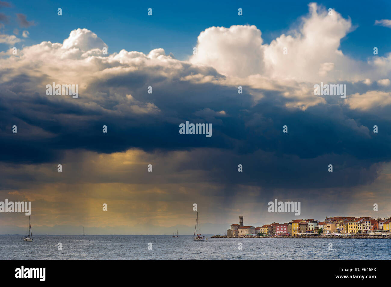 Nuvole sopra la città di Pirano Foto Stock