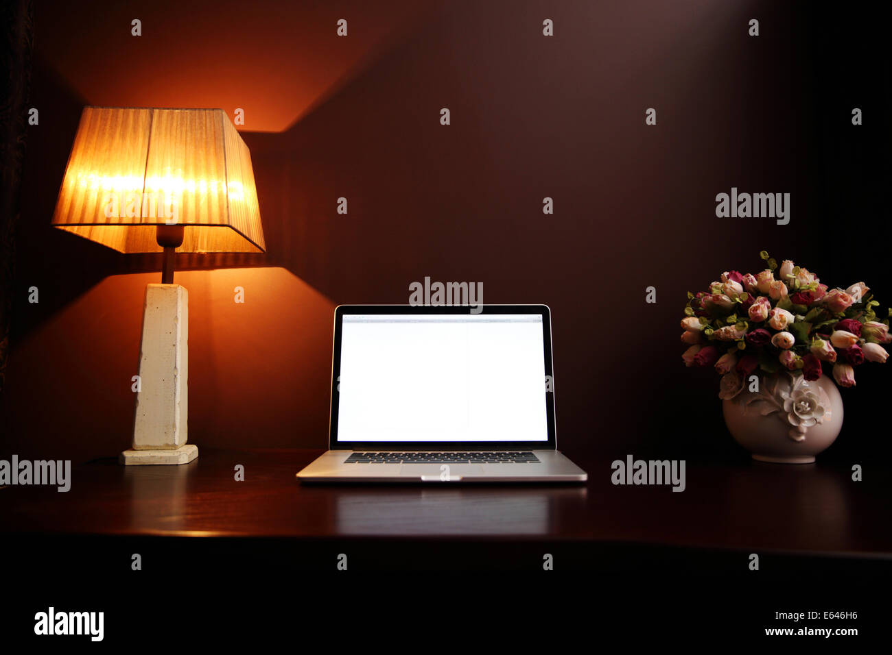 Primo piano immagine di un posto di lavoro a casa con il computer portatile Foto Stock