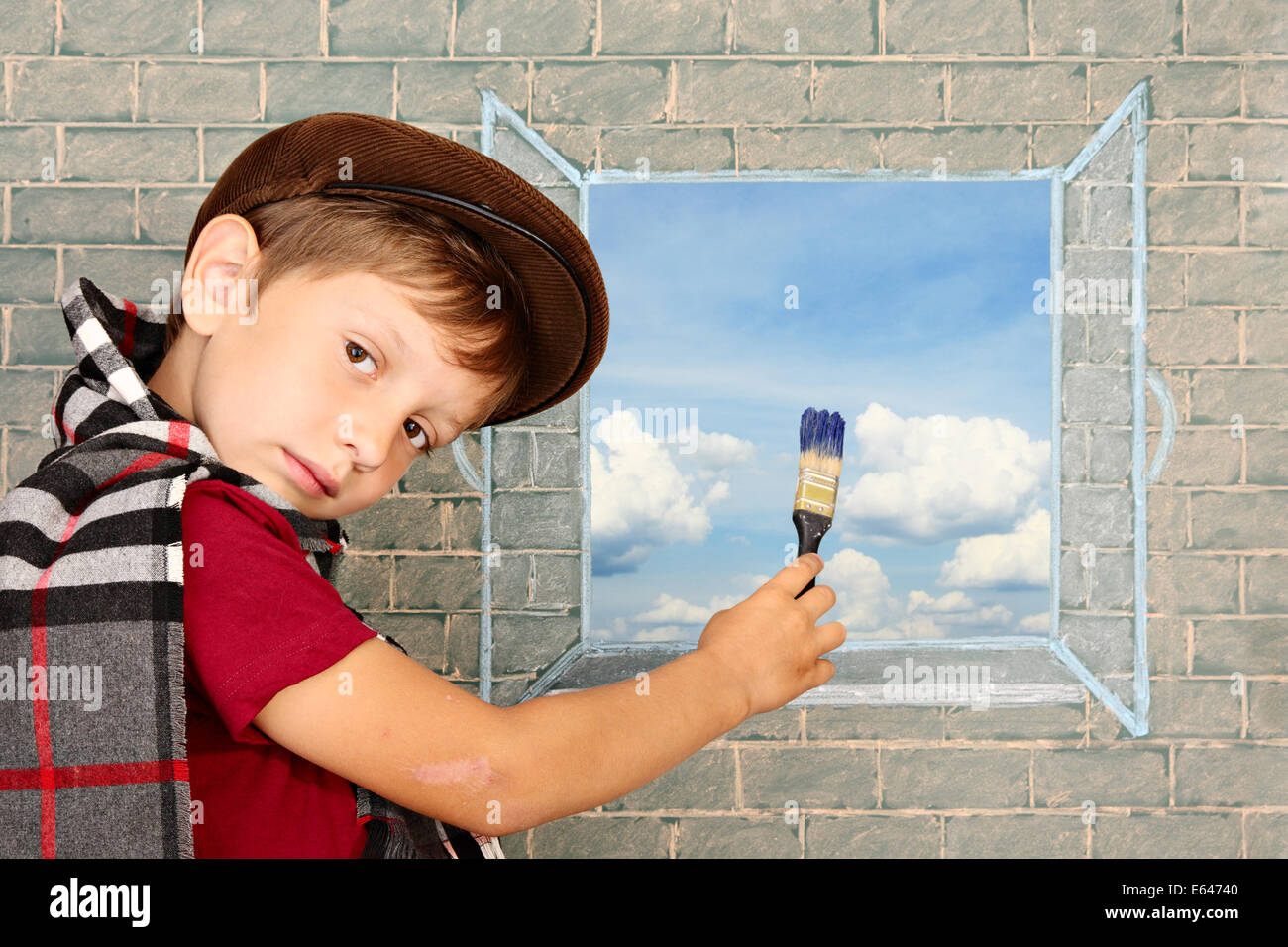 Il ragazzo dipinto il cielo blu su una lavagna Foto Stock