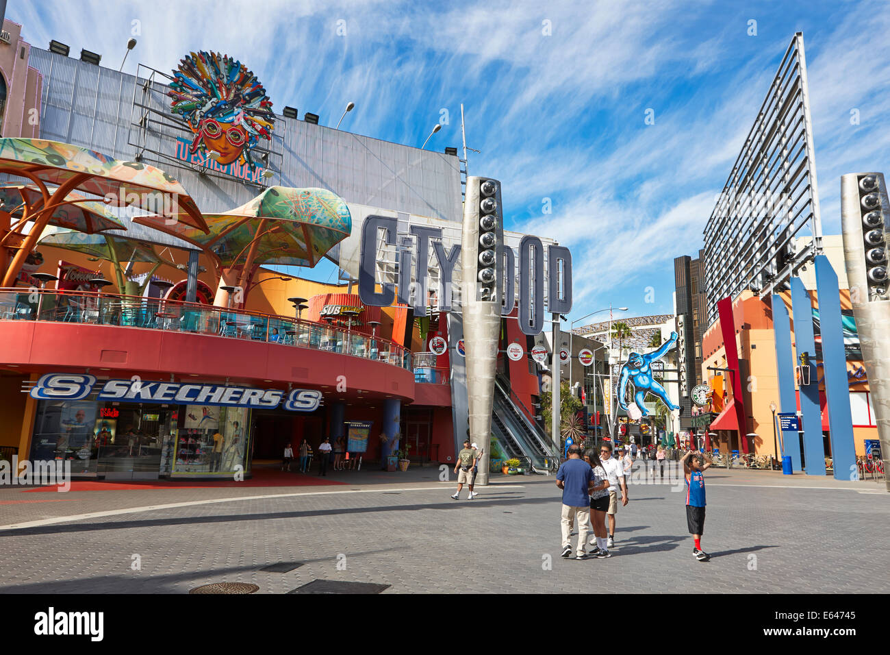 Persone che camminano a Universal City in una giornata di sole. Hollywood, Los Angeles, California, Stati Uniti. Foto Stock