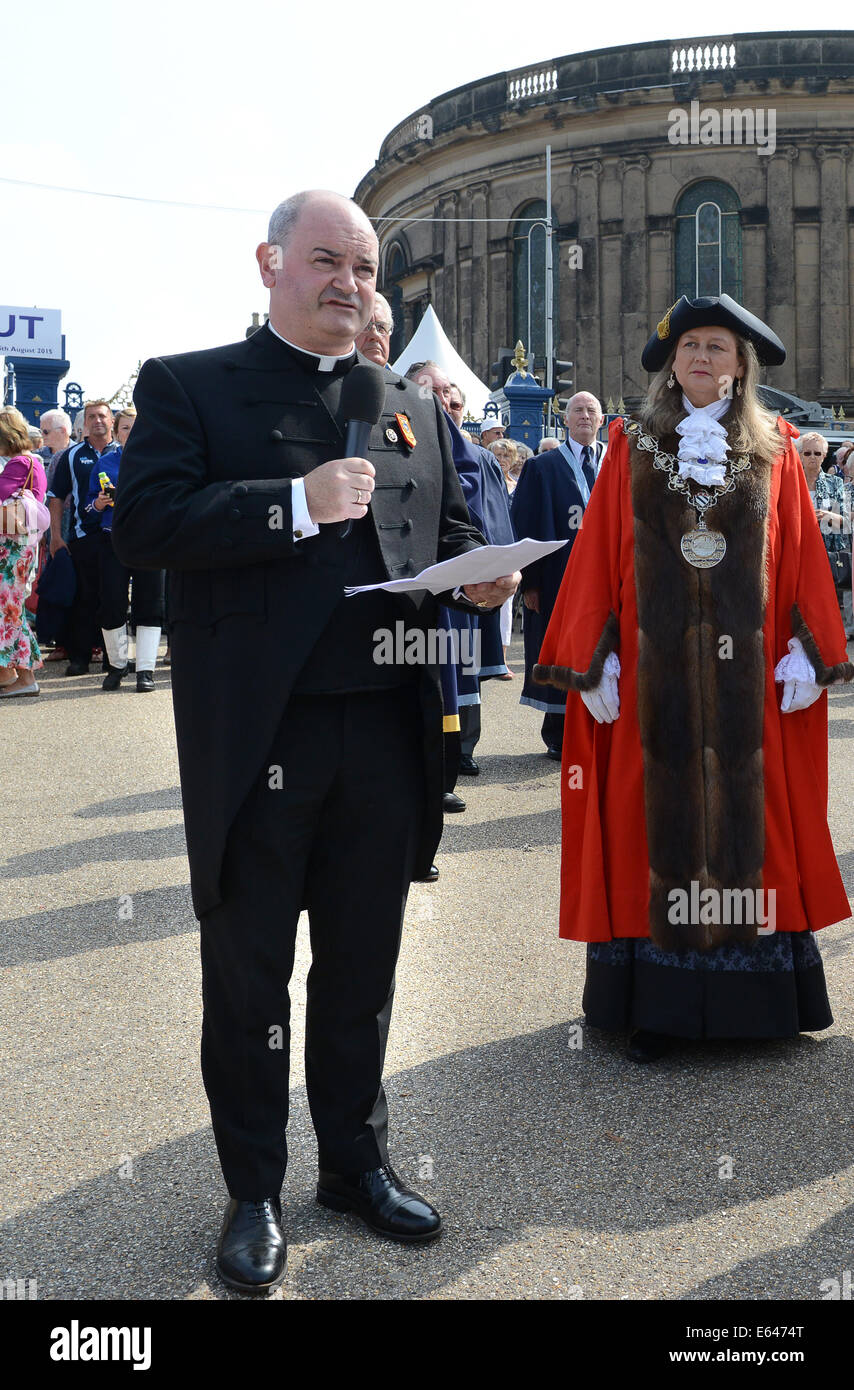 Il cancelliere canonico della cattedrale di San Paolo a Londra Rev marchio Oakley a Shrewsbury Flower Show 8 Agosto 2014 con il sindaco C Foto Stock
