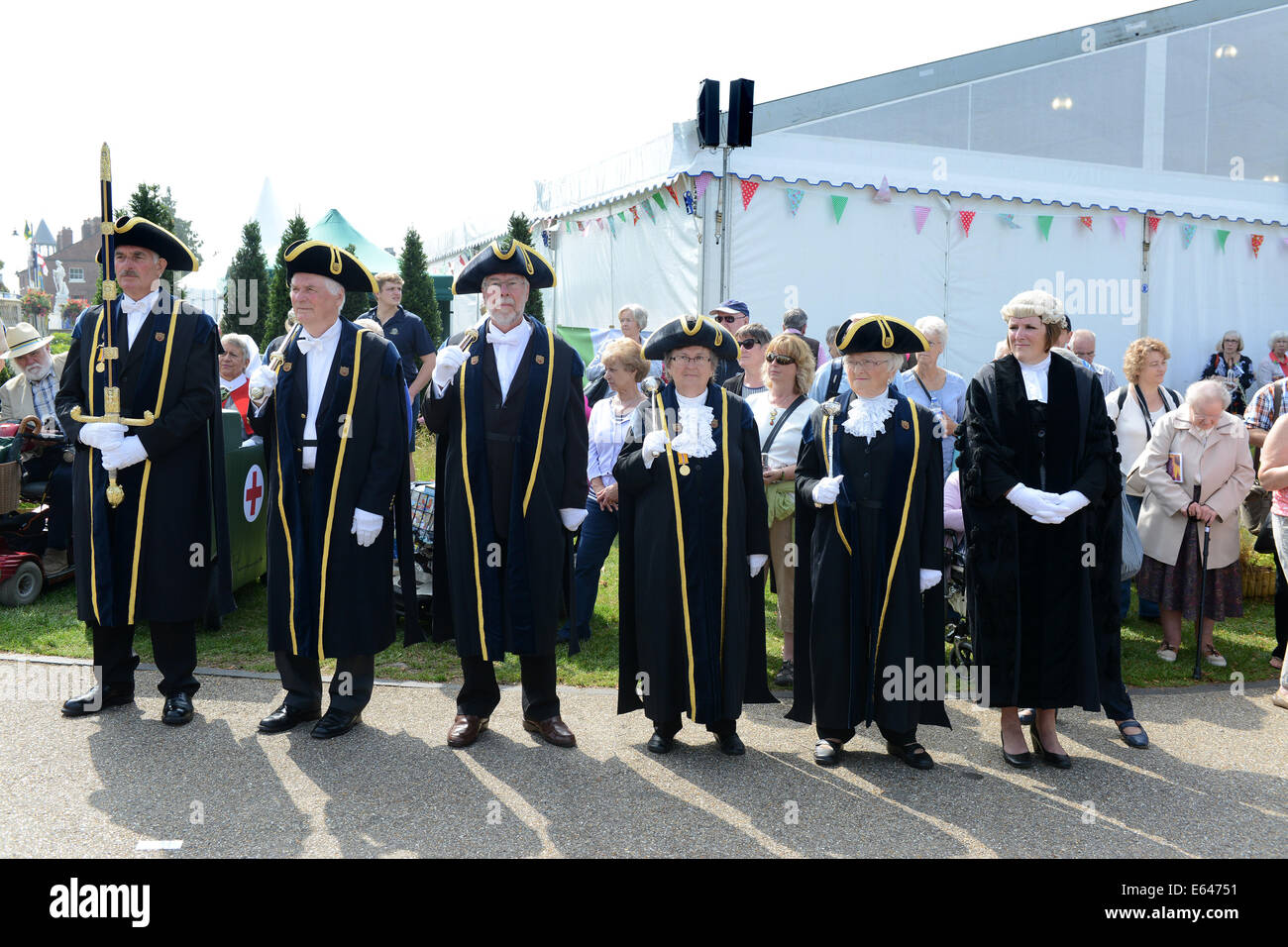 Il macebearers e swordbearer con la città clerk Helen palla di Shrewsbury Consiglio comunale Foto Stock