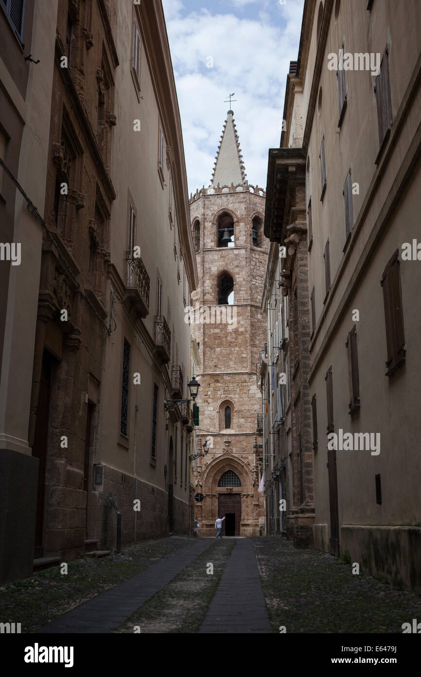 Una chiesa di fine sulla stradina del centro storico di Alghero, Sardegna Foto Stock