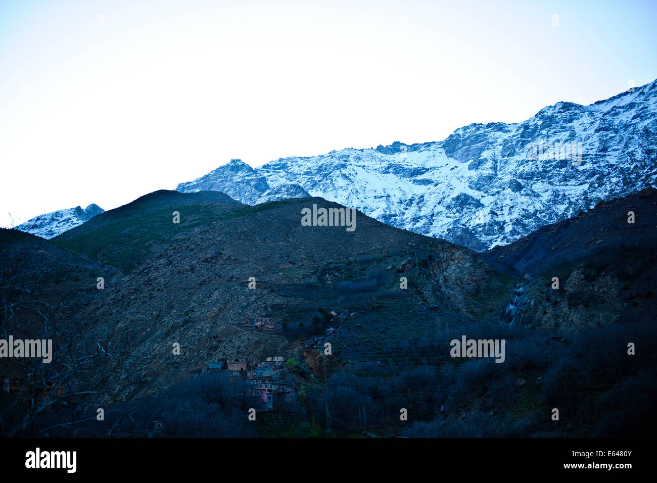 Kasbah de Toubkal,il monte Toubkal la montagna più alta in Africa Sett. 4167 mt,coperta di neve, Imlil Valley,Hills,zona circostante,Marocco Foto Stock