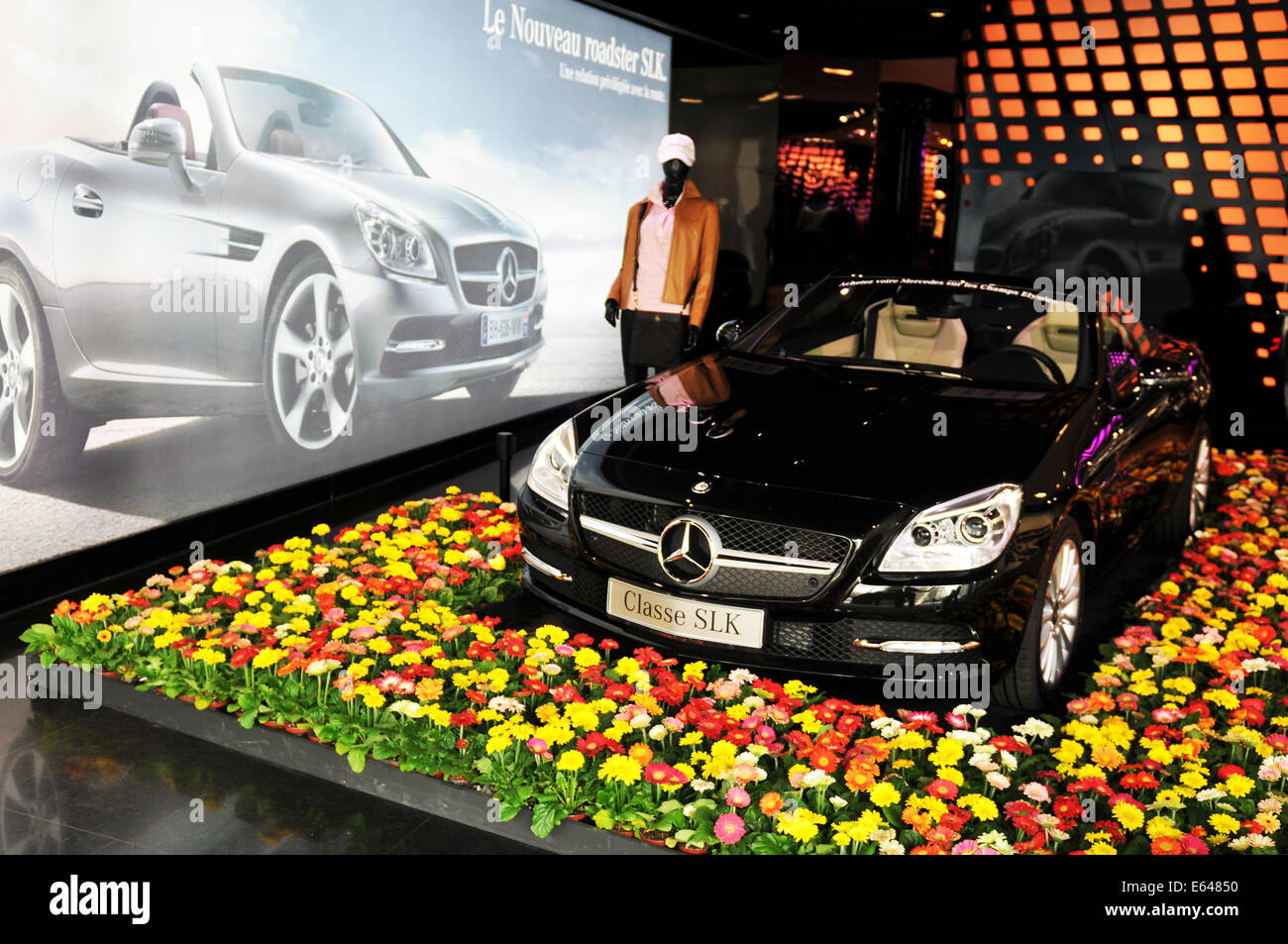 Parigi, Francia - 28 Marzo 2011: Mercedes Classe SLK presentato in un centro commerciale a Champs Elysees di Parigi Foto Stock