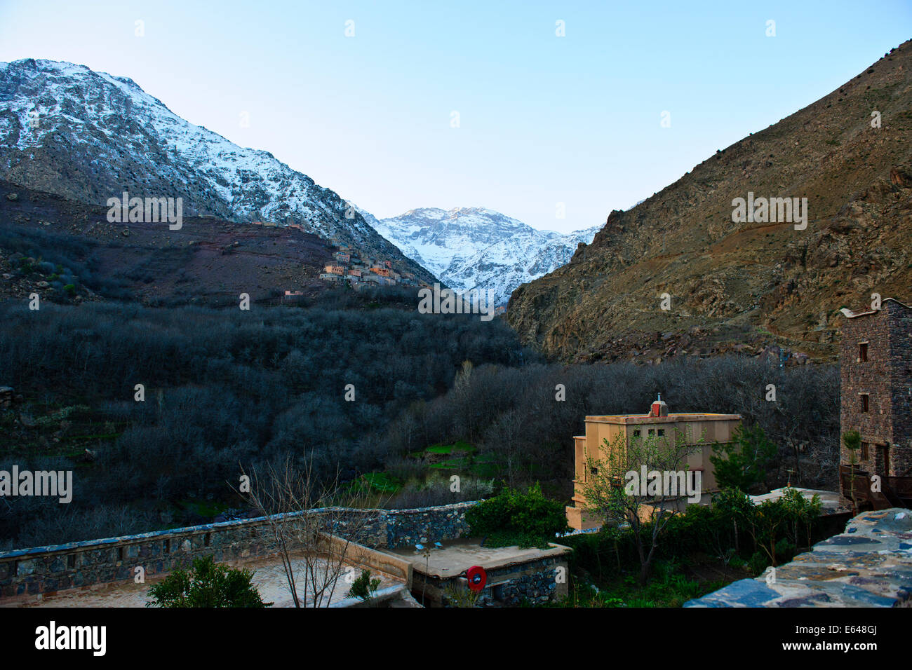 Kasbah de Toubkal,il monte Toubkal la montagna più alta in Africa Sett. 4167 mt,coperta di neve, Imlil Valley,Hills,zona circostante,Marocco Foto Stock