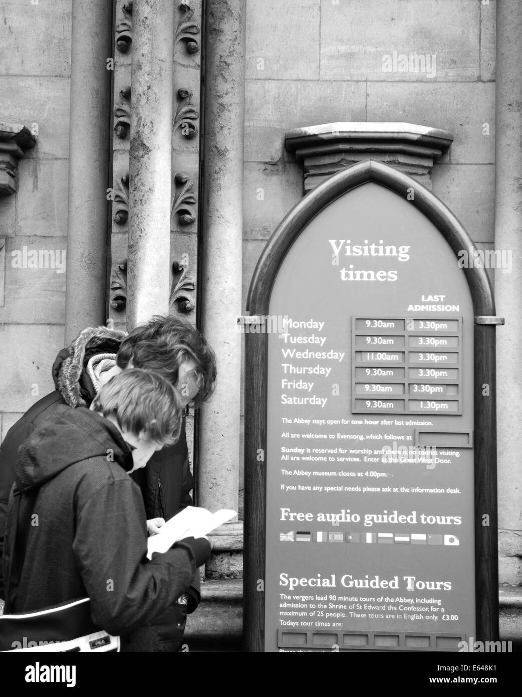 LONDON, Regno Unito - 19 novembre 2011: turisti verificare orari di visita a Westminster Abbey, importante punto di riferimento turistico di Londra Foto Stock