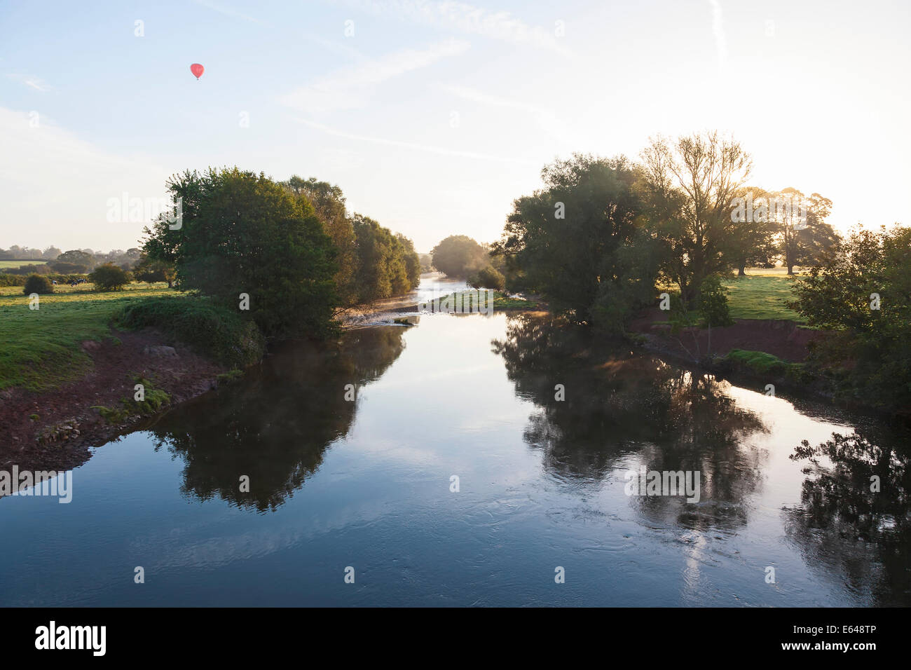 Il palloncino e il fiume Usk, sunrise, Usk Valley, South Wales, Regno Unito Foto Stock