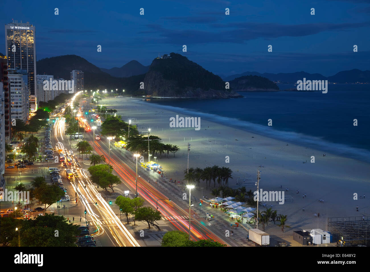 Spiaggia di Copacabana e Avenue Atlantica di notte, Copacabana, Rio de Janeiro, Brasile Foto Stock