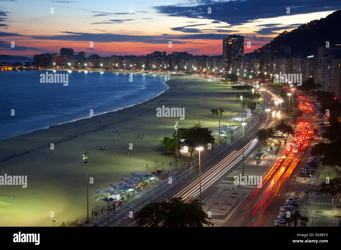 Spiaggia di Copacabana e Avenue Atlantica di notte, Copacabana, Rio de Janeiro, Brasile Foto Stock