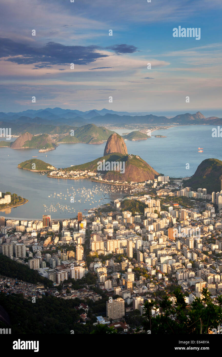Vista sulla montagna di Sugarloaf nella baia di Guanabara, Rio de Janeiro Foto Stock