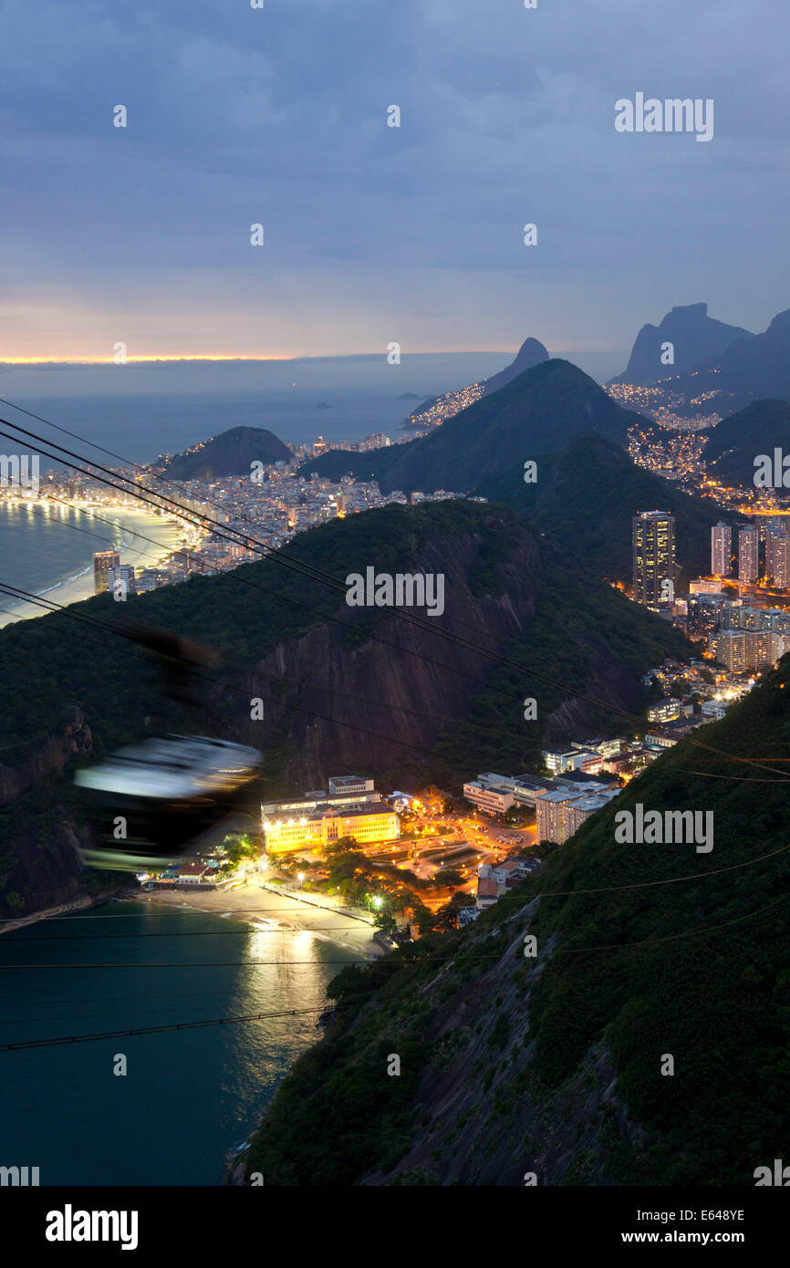 Vista di Rio de Janeiro e il cavo auto presso la montagna Sugar Loaf, Brasile Foto Stock