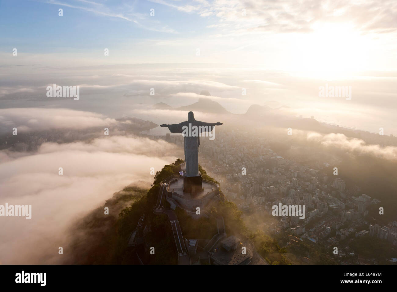 Il gigante Art Deco statua Gesù noto come Cristo Redentor (Cristo Redentore) sul monte Corcovado a Rio de Janeiro in Brasile. Foto Stock