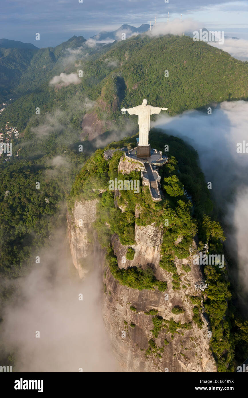 Il gigante Art Deco statua Gesù noto come Cristo Redentor (Cristo Redentore) sul monte Corcovado a Rio de Janeiro in Brasile. Foto Stock