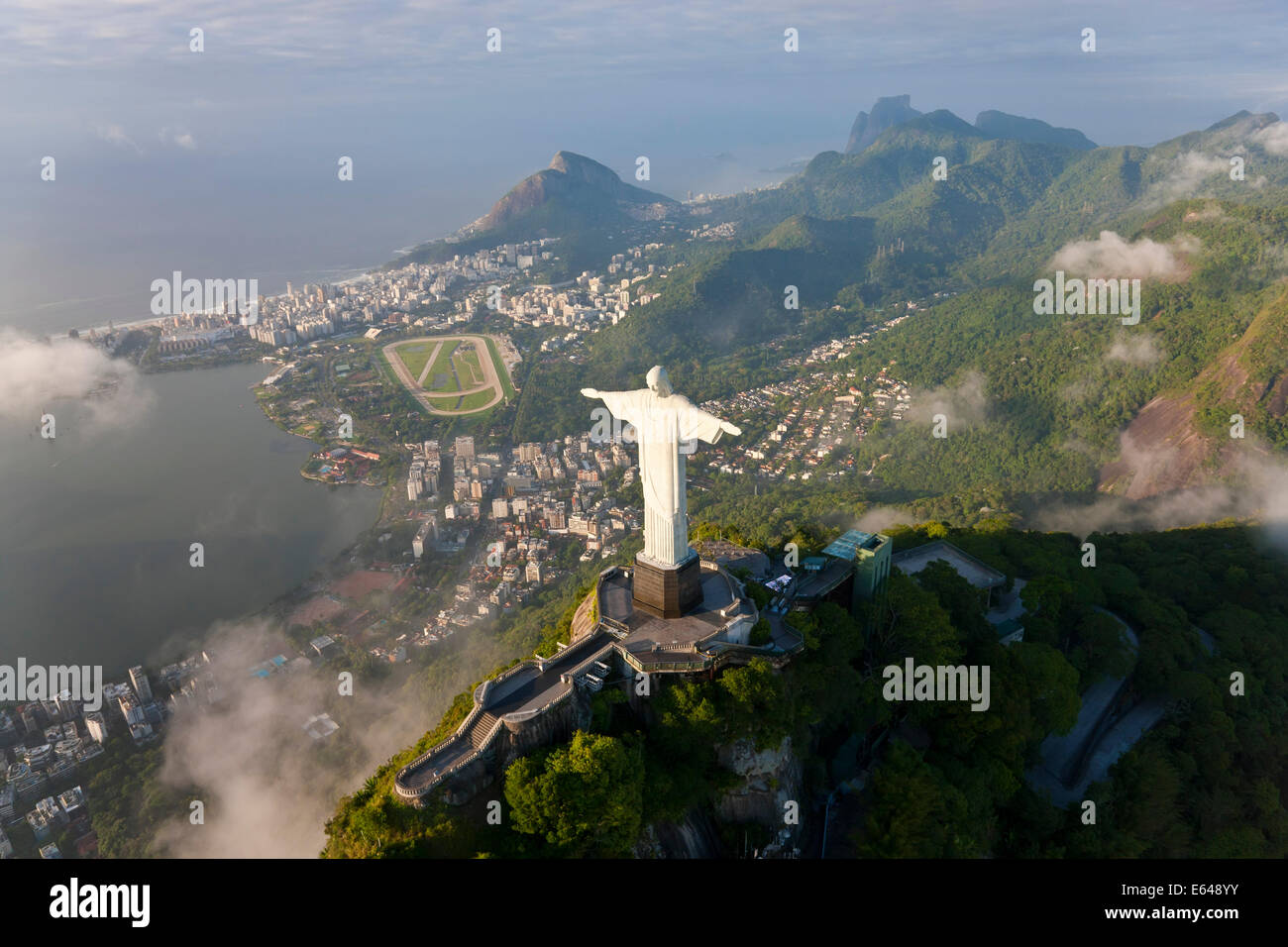 Il gigante Art Deco statua Gesù noto come Cristo Redentor (Cristo Redentore) sul monte Corcovado a Rio de Janeiro in Brasile. Foto Stock