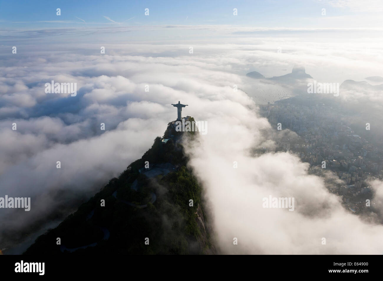 Il gigante Art Deco statua Gesù noto come Cristo Redentor (Cristo Redentore) sul monte Corcovado a Rio de Janeiro in Brasile. Foto Stock