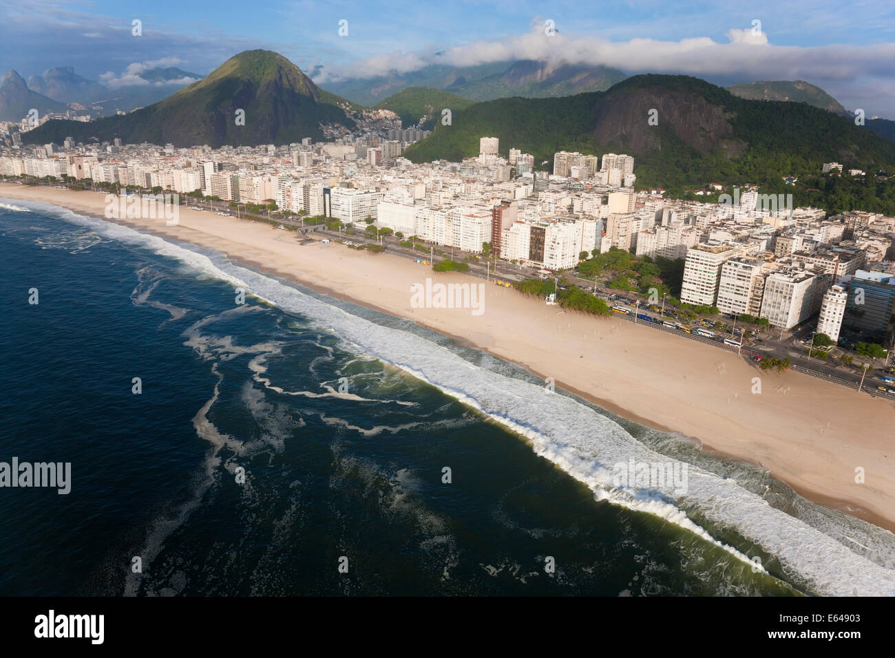 Sulla spiaggia di Copacabana, Copacabana, Rio de Janeiro, Brasile Foto Stock