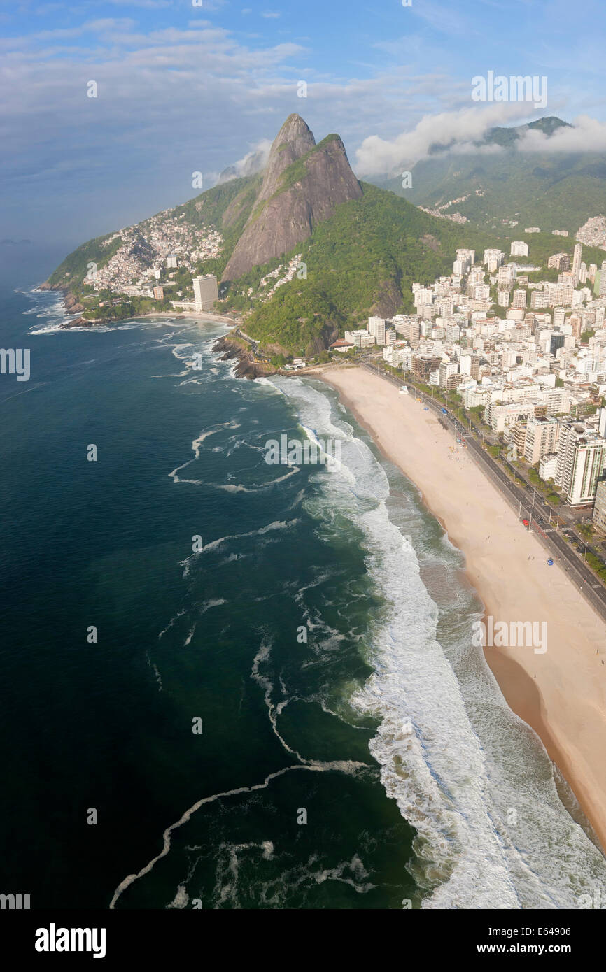 Panema spiaggia Ipanema, Dois Irmaos mountain in background, Rio de Janeiro, Brasile Foto Stock