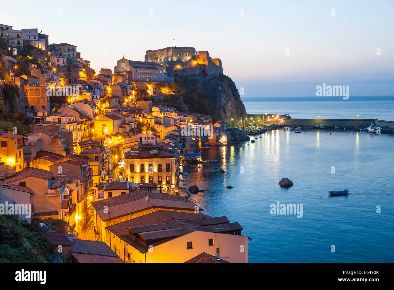 Vista città al tramonto, con Castello Ruffo Scilla, Calabria, Italia Foto Stock