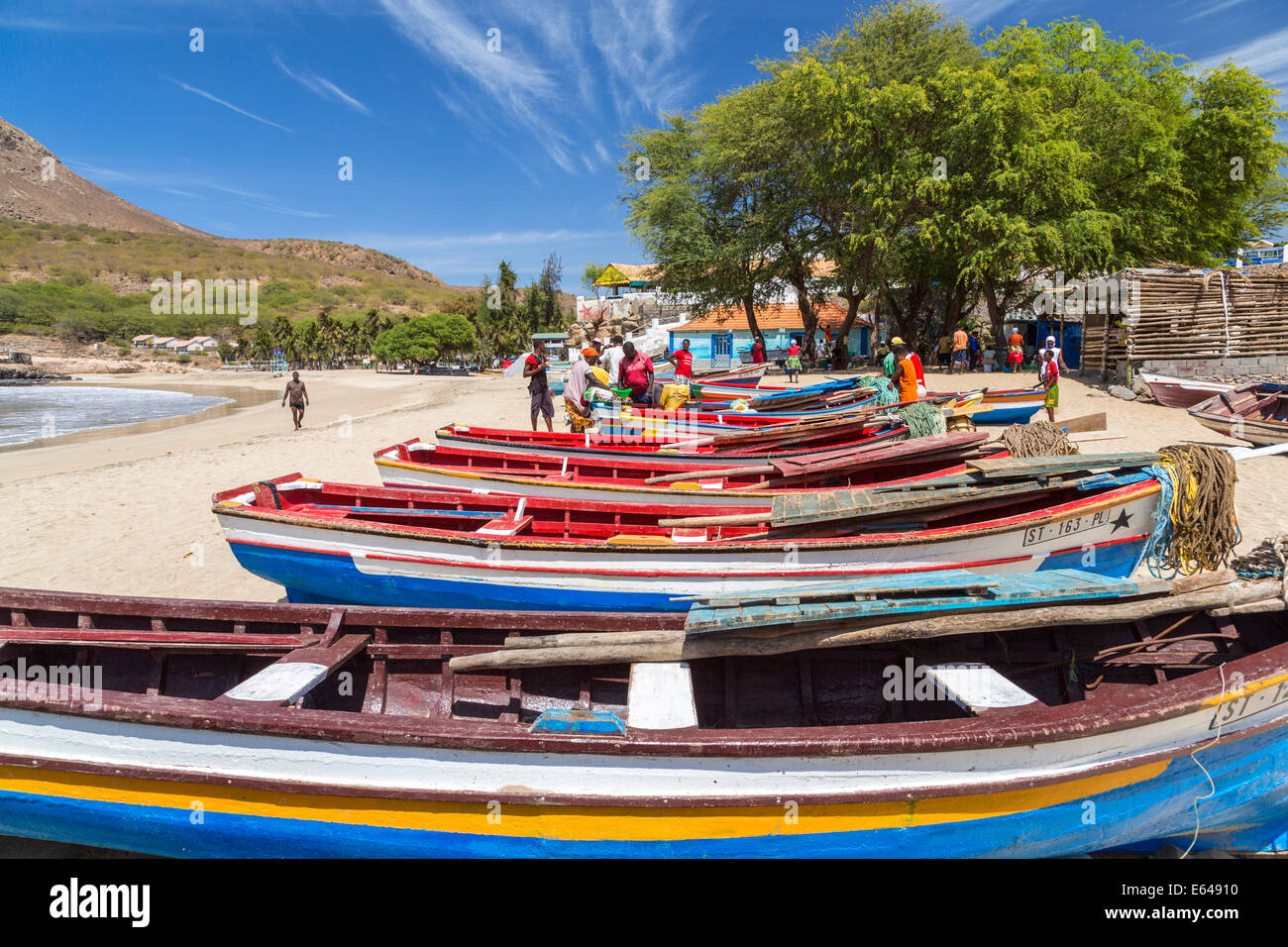 Barche di pescatori sulla spiaggia, Tarrafal, isola di Santiago, Capo Verde Foto Stock