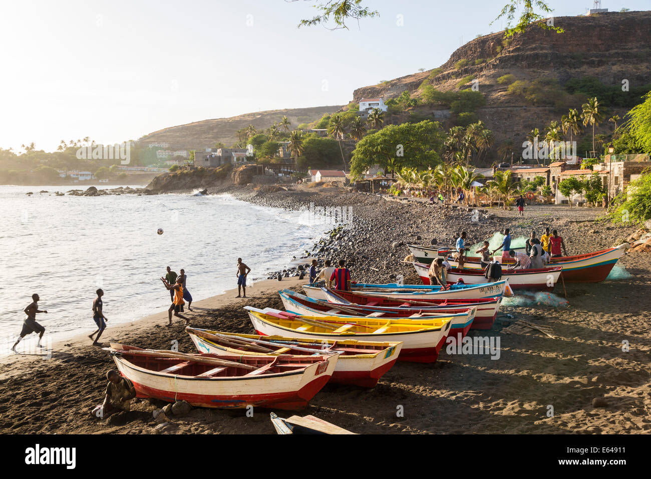 Barche di pescatori sulla spiaggia, Cidade Velha, isola di Santiago, Capo Verde Foto Stock