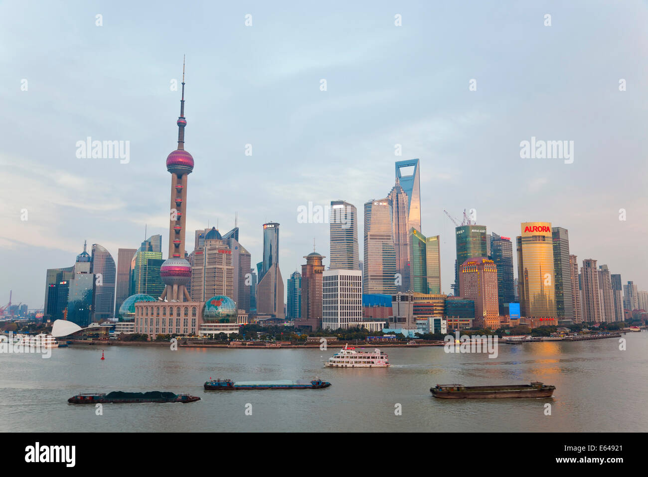 Chiatte e dello skyline di Pudong, Shanghai, Cina Foto Stock