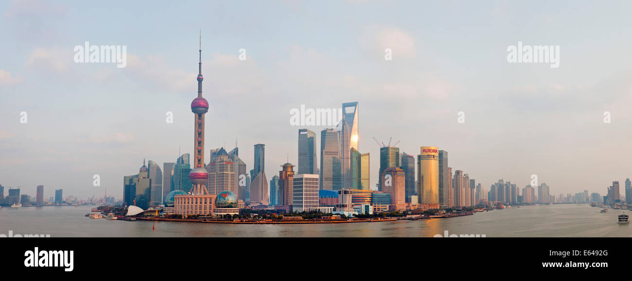 Lo skyline di Pudong & Fiume Huangpu, Shanghai, Cina Foto Stock