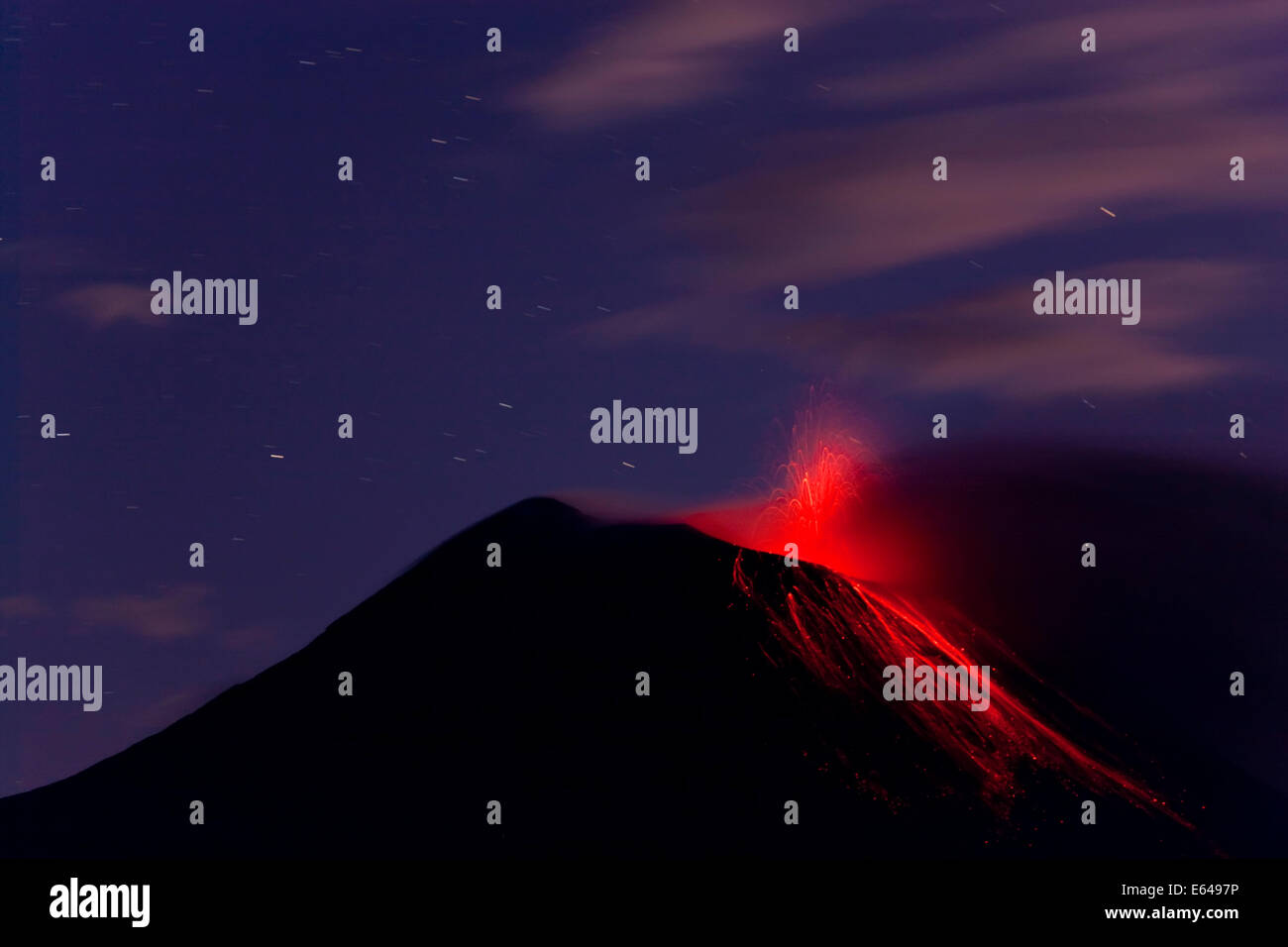 Vulcano Tungurahua eruttando con flusso di lava, Banos, Ecuador Foto Stock